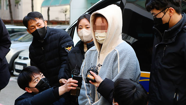 지난 6일 경기도 의정부시 가능동 의정부지방법원에서 15개월 된 딸을 방임해 숨지게 하고 시신을 김치통 등에 보관하며 3년 간 범행을 은폐해온 친모 A(34)씨가 구속 전 피의자심문을 앞두고 취재진 질문을 듣고 있다. [연합]