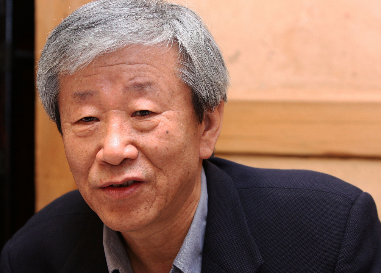Cho Se-hui, the author of the bestselling novel “The Dwarf,” passed away on Sunday. (Yonhap)