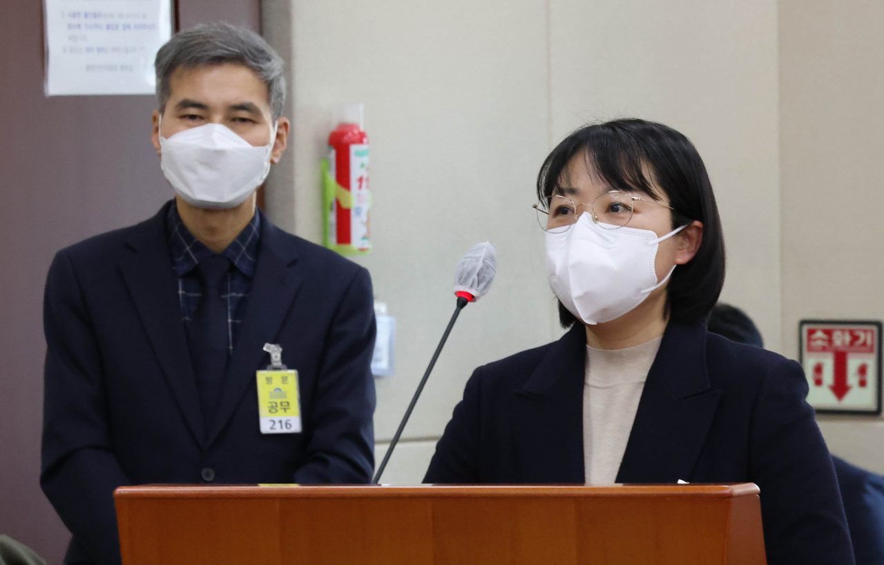 조원재 참사 당시 용산구청 당직사령이 29일 국회에서 열린 이태원참사진상규명과재발방지를위한국정조사특별위원회 서울시, 대검, 용산구청 등 기관보고에서 의원질의에 답변하고 있다. [연합]
