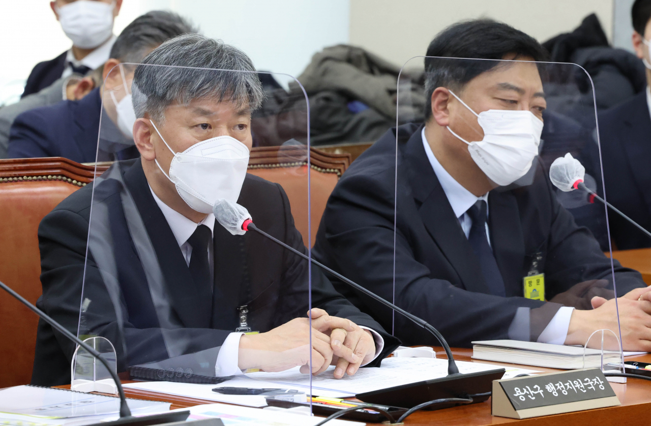 권윤구 용산구 행정지원국장이 29일 국회에서 열린 이태원참사진상규명과재발방지를 위한국정조사특별위원회 서울시, 대검, 용산구청 등 기관보고에서 의원질의에 답변하고 있다. [연합]