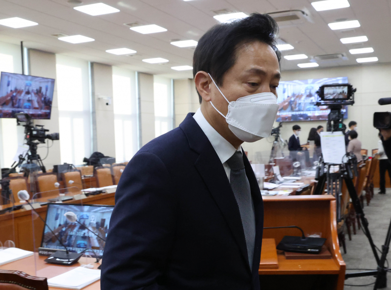 오세훈 서울시장이 29일 국회에서 열린 이태원참사진상규명과재발방지를위한국정조사특별위원회 서울시, 대검, 용산구청 등 기관보고에서 오전 조사를 마친 뒤 회의장을 나서고 있다. [연합]
