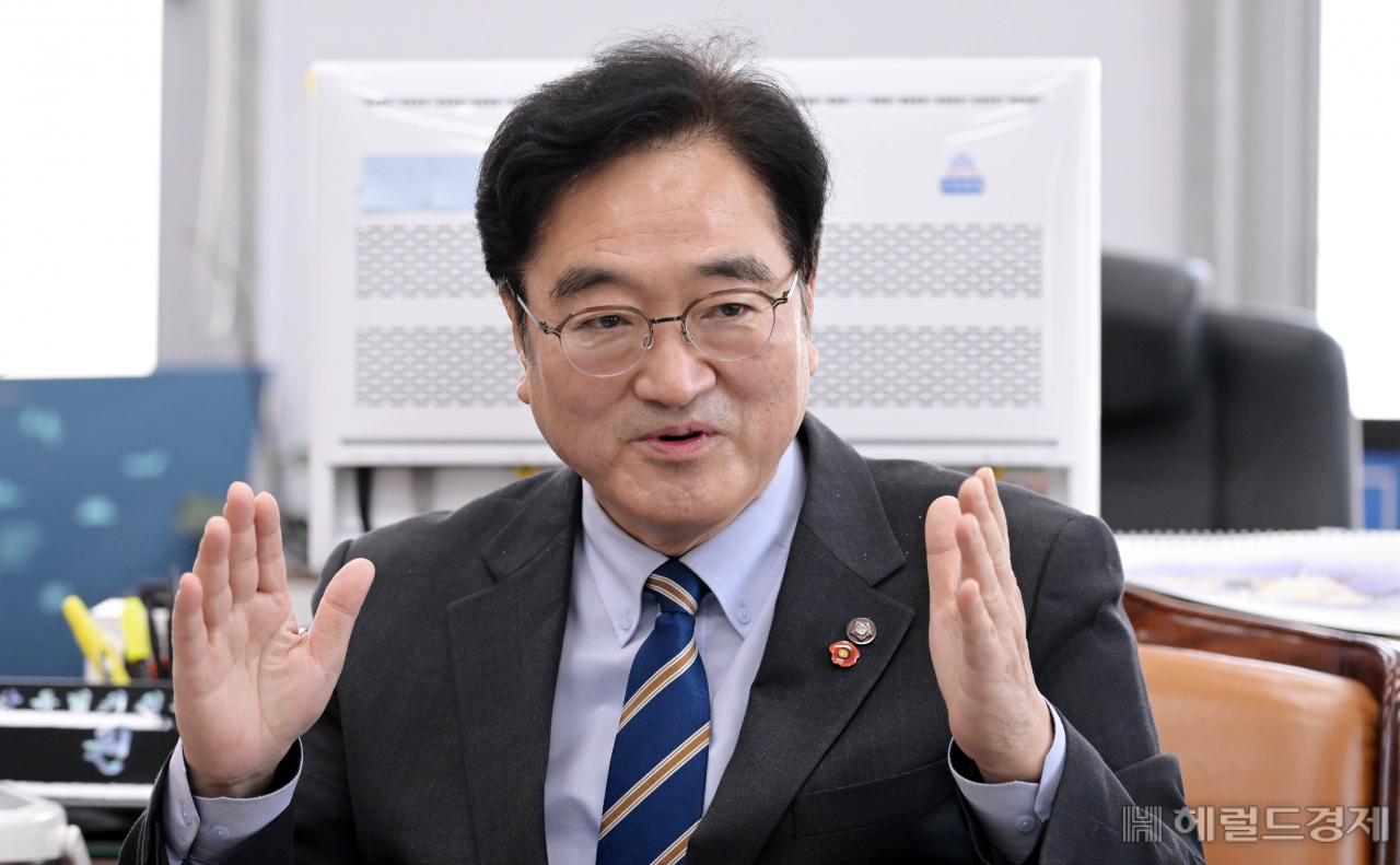 우원식 더불어민주당 의원(예산결산특별위원회 위원장)이 19일 오후 서울 여의도 국회에서 헤럴드경제와 인터뷰를 하며 “우리 사회 약자를 돕겠다는 철학을 어떤 상황에서도 흔들리지 않게 지키고, 꼭 실천하는 사람이 되고 싶다”고 말했다. 이상섭 기자