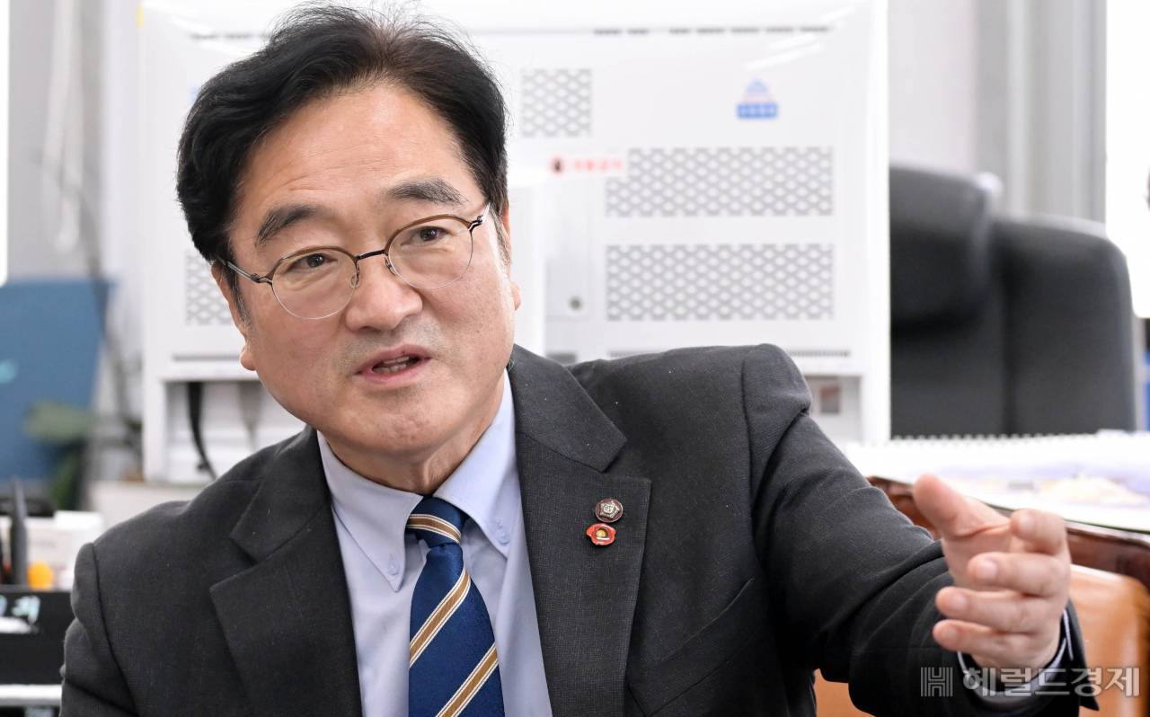우원식 더불어민주당 의원(예산결산특별위원회 위원장)이 19일 오후 서울 여의도 국회에서 헤럴드경제와 인터뷰를 하며 “우리 사회 약자를 돕겠다는 철학을 어떤 상황에서도 흔들리지 않게 지키고, 꼭 실천하는 사람이 되고 싶다”고 말했다. 이상섭 기자