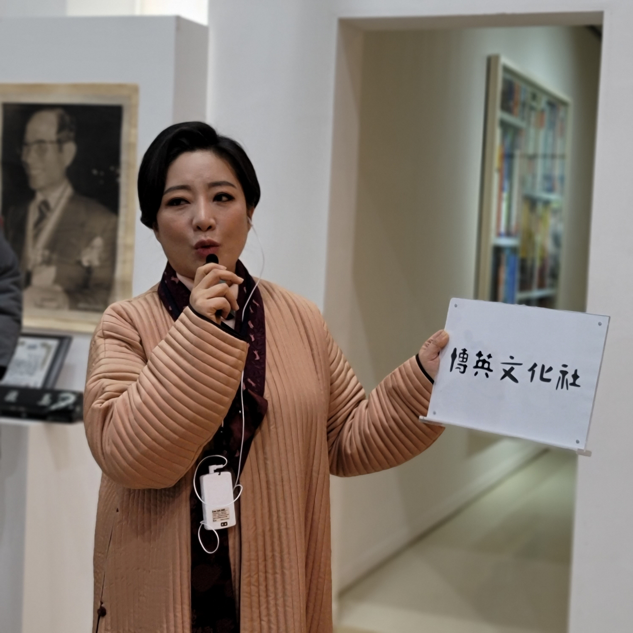 안수연 갤러리 박영 대표가 내년 출범하는 예술서적 전문 출판 박영문화사에 대해 설명하고 있다. [헤럴드DB]
