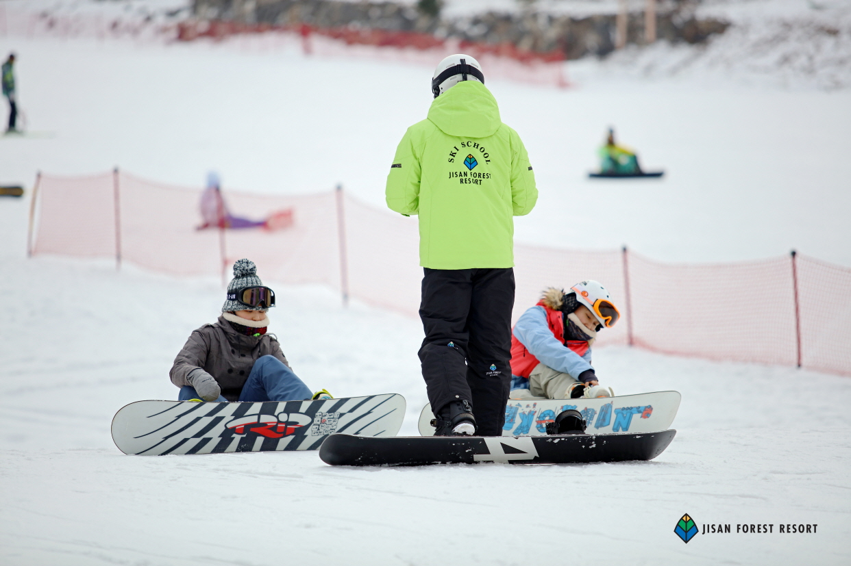 Snowboarders prepare to ride the slopes at Jisan Forest Resort in Icheon, Gyeonggi Province. (Jisan Forest Resort)