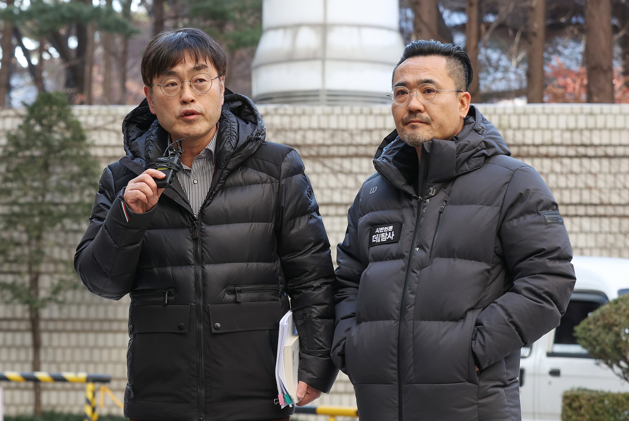 한동훈 법무부 장관의 주거지를 침입한 혐의를 받는 유튜브 매체 '시민언론 더탐사' 강진구 대표(왼쪽)와 최영민 대표가 29일 오후 서울중앙지방법원에서 열린 구속 전 피의자 심문(영장실질심사)에 출석하기 전 입장을 밝히고 있다. [연합]