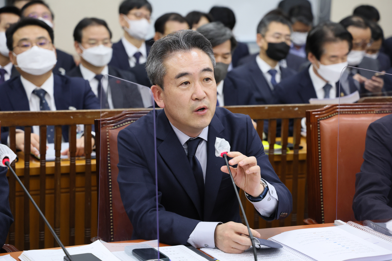 윤희근 경찰청장이 지난 27일 오후 국회에서 열린 '용산 이태원 참사 진상 규명과 재발 방지를 위한 국정조사 특별위원회' 전체회의에서 의원질의에 답변하고 있다. [연합]
