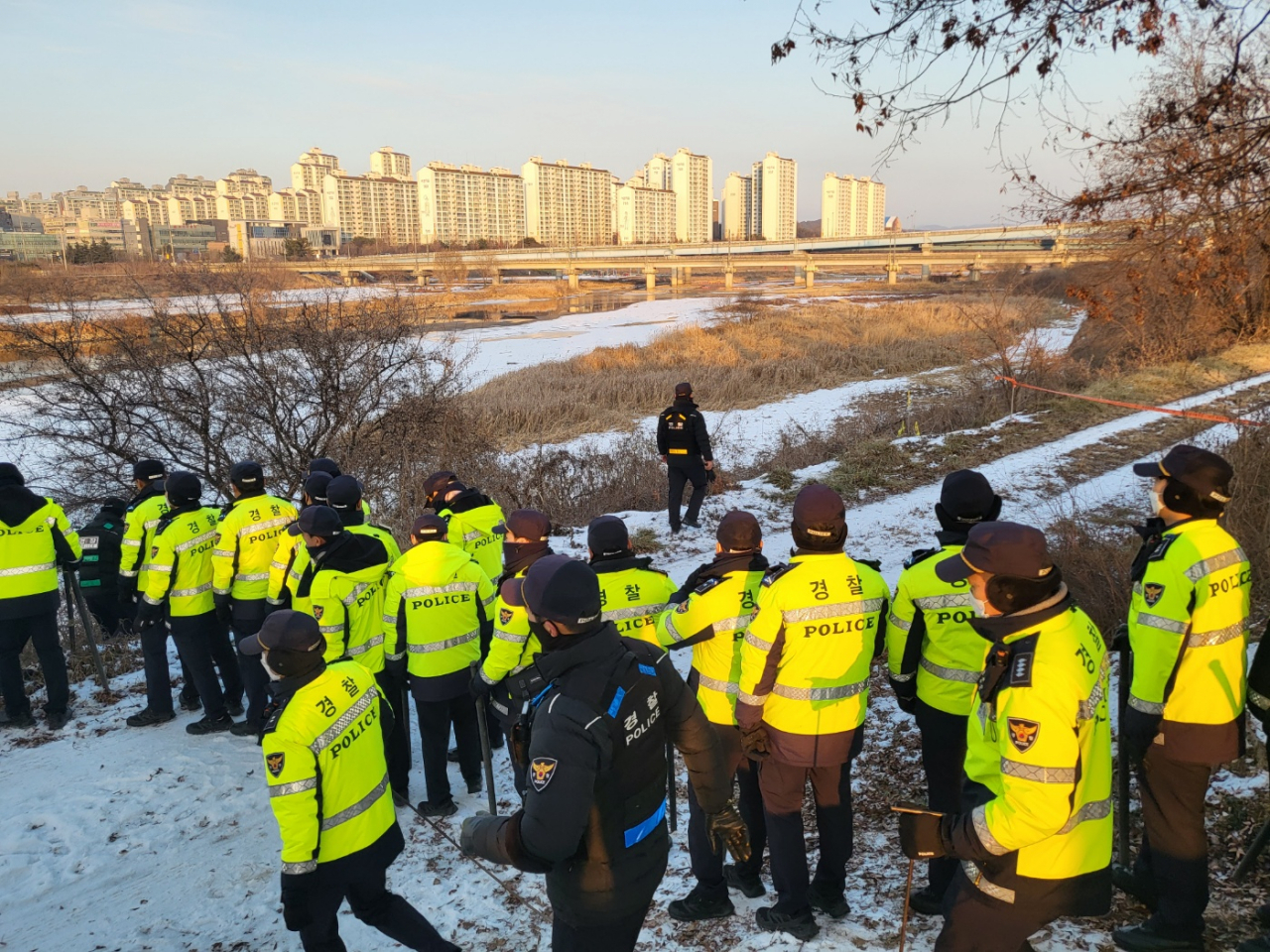 27일 오후 경기 파주시의 한 강가에서 경찰이 살해당한 50대 여성의 시신을 찾기 위해 수색 중이다. 앞서 지난 25일 파주시에서 택시 기사를 살해한 혐의로 붙잡힌 30대 남성 피의자가 4개월 전에 전 여자친구인 50대 여성을 살해해 이 일대에 유기했다고 이날 자백했다. [연합]