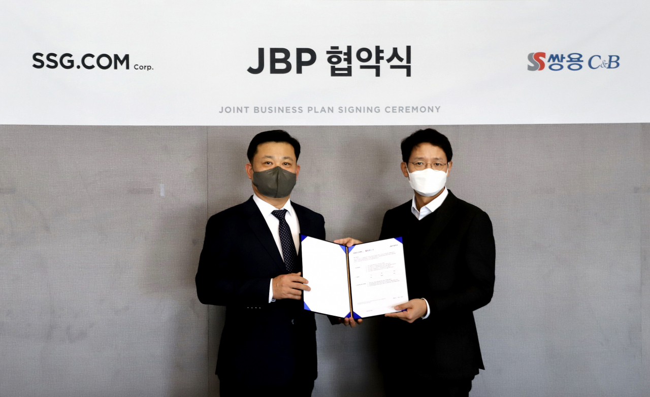 SSG닷컴은 29일 서울 강남구 역삼동 본사에서 생활 위생 전문기업 쌍용C&B와 업무제휴협약(JBP)을 체결했다. (왼쪽부터) 정창석 쌍용C&B 대표이사, 신동우 SSG닷컴 영업본부장. [SSG닷컴 제공]