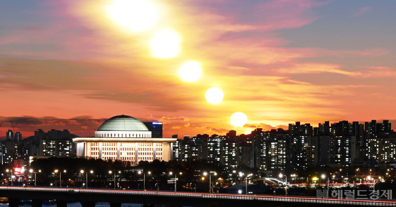 2022년 국회는 대선이후 여야의 예산안을 비롯한 여러 쟁점으로 극한 대립과 파행을 거듭했다. 갈등의 현장이었던 서울 여의도 국회의사당 뒤로 2022년 임인년 (壬寅年)을 마감하는 해가 넘어가고 있다. 2023년 계묘년 (癸卯年) 새해에는 여야 상생의 정치를 기대해본다. 이상섭 기자