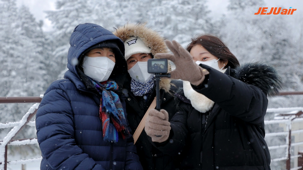 제주항공 사연 공모 이벤트에 선정된 가족들이 일본 여행을 하고 있다. [제주항공 제공]