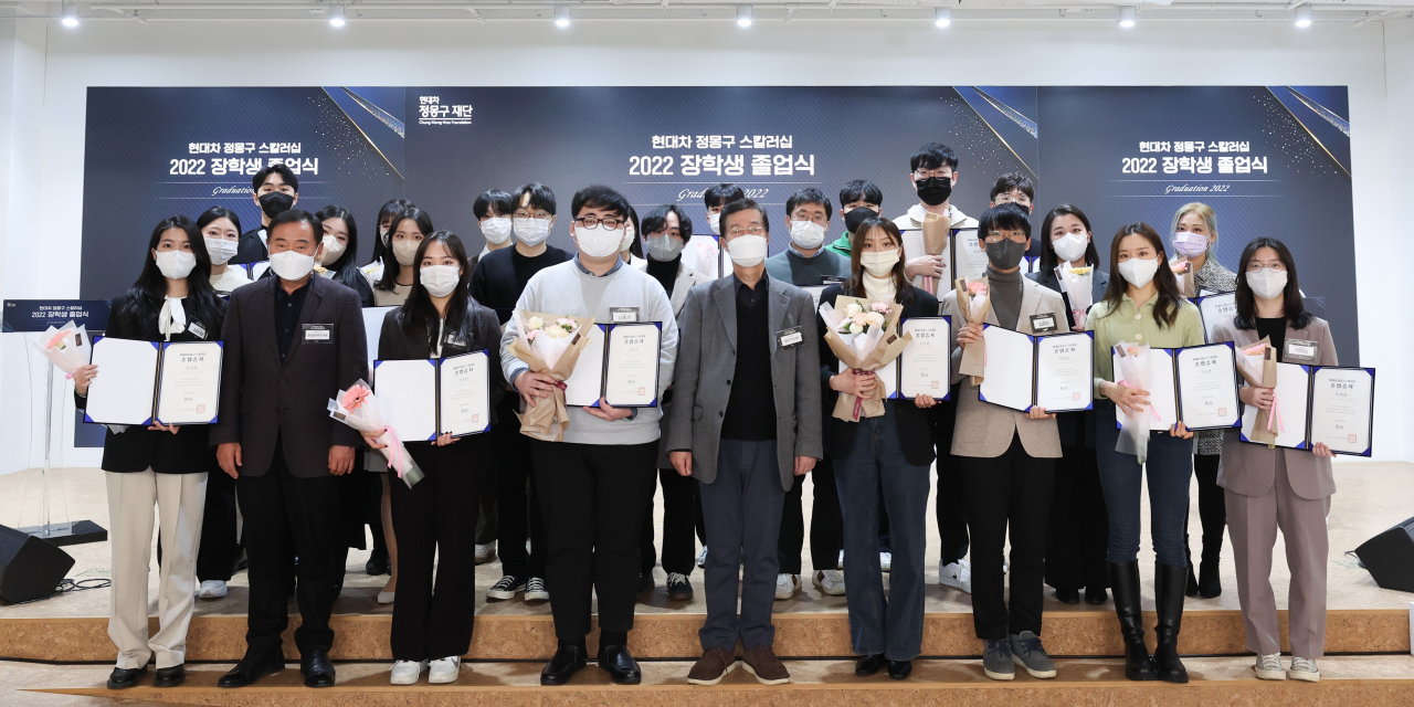 지난 29일 서울 명동 온드림 소사이어티에서 열린 ‘현대차 정몽구 스칼러십’ 졸업식에서 장학생들이 기념사진을 촬영하고 있다. [현대차 정몽구 재단]