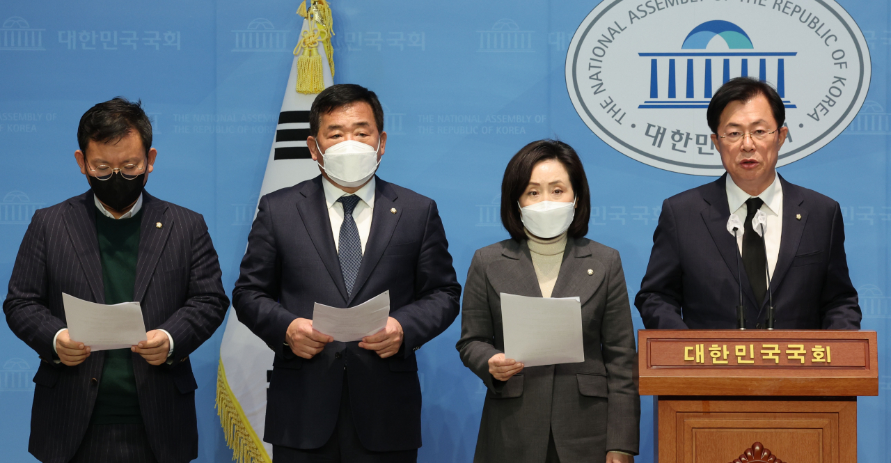 이만희 간사(오른쪽) 등 '이태원 참사' 국정조사 특위 국민의힘 위원들이 20일 오후 서울 여의도 국회 소통관에서 기자회견을 열고 특위 복귀를 선언하고 있다. [연합]