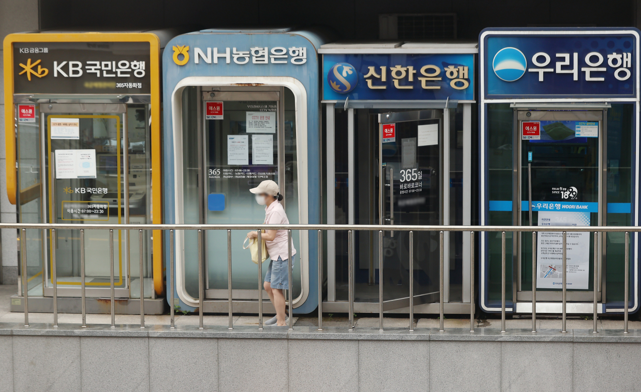 서울 한 거리에 시중은행의 자동화입출금기기(ATM)가 모여있다.[연합]