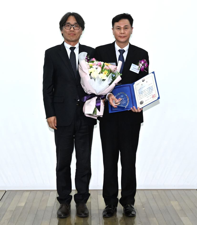 ‘2022 헤럴드 일자리 대상’ 시상식이 지난 29일 오후 서울 중구 대한상공회의소에서 성황리에 개최됐다. 그린일자리 최우수상은 현대차가 수상했다. 금한승(왼쪽) 환경부 기후탄소정책실장과 김남석 현대차 정책조정팀 상무가 기념촬영을 하고 있다. 임세준 기자.