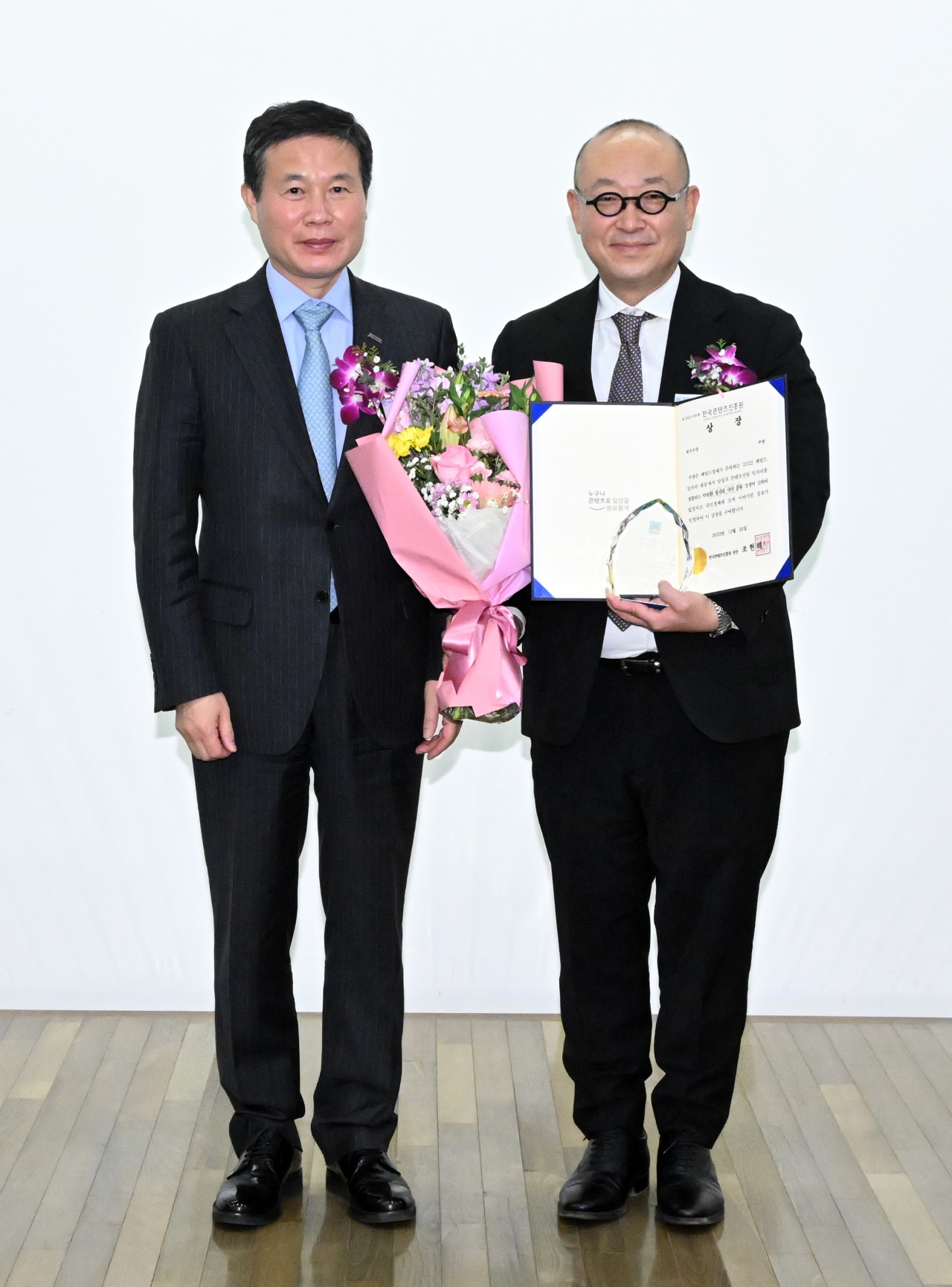‘2022 헤럴드 일자리 대상’ 시상식이 지난 29일 오후 서울 중구 대한상공회의소에서 성황리에 개최됐다. 콘텐츠산업 육성 최우수상은 쿠팡이 수상했다. 조현래(왼쪽) 한국콘텐츠진흥원 원장과 이영목 쿠팡 커뮤니케이션 총괄 부사장이 기념촬영을 하고 있다. 임세준 기자.