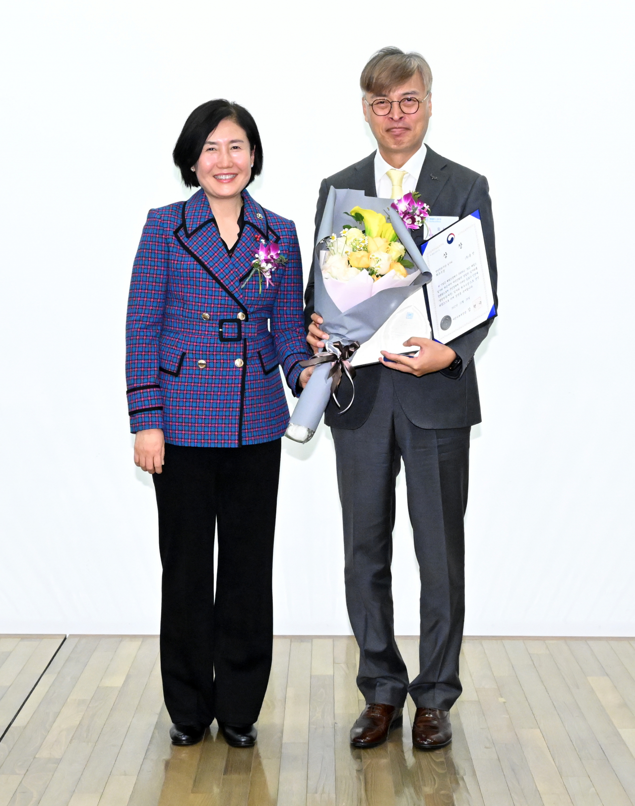 ‘2022 헤럴드 일자리 대상’ 시상식이 지난 29일 오후 서울 중구 대한상공회의소에서 성황리에 개최됐다. 양성평등 일자리 최우수상은 웅진이 수상했다. 이기순(왼쪽) 여성가족부 차관과 윤영근 웅진 경영지원실장이 기념촬영을 하고 있다. 임세준 기자.