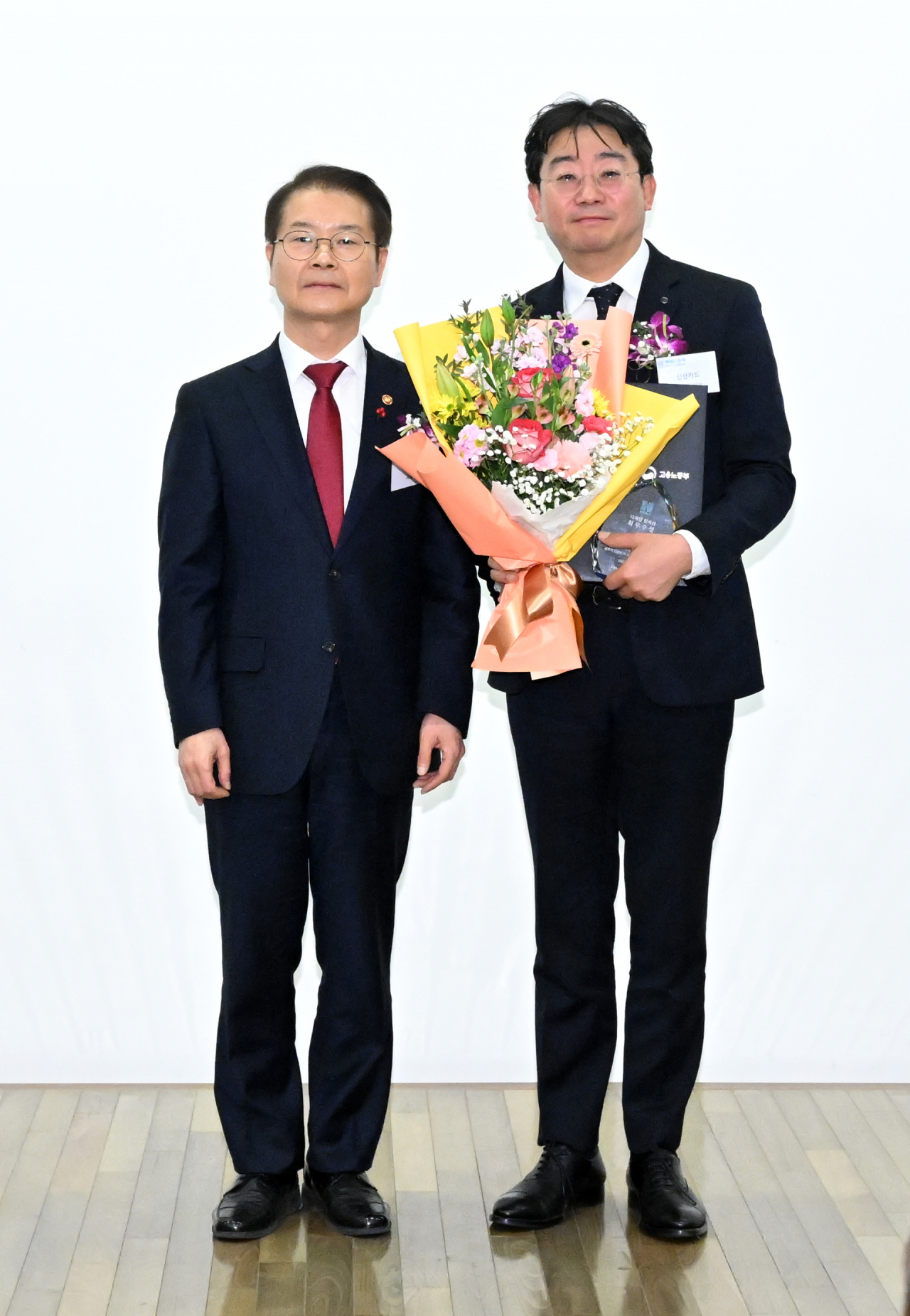 ‘2022 헤럴드 일자리 대상’ 시상식이 지난 29일 오후 서울 중구 대한상공회의소에서 성황리에 개최됐다. 디지털 부문 최우수상은 신한카드가 수상했다. 이정식(왼쪽) 고용노동부 장관과 박희철 신한카드 본부장이 기념촬영을 하고 있다. 임세준 기자.