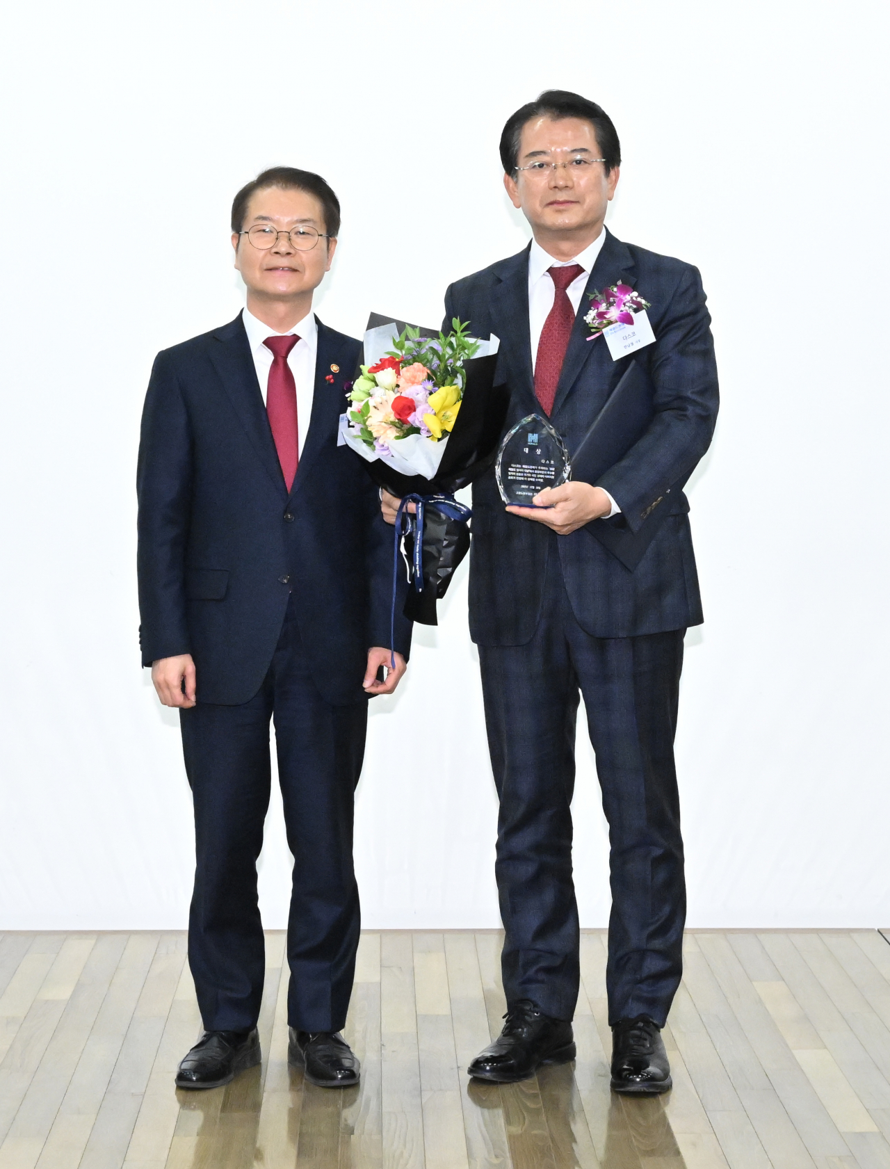 ‘2022 헤럴드 일자리 대상’ 시상식이 지난 29일 오후 서울 중구 대한상공회의소에서 성황리에 개최됐다. 일자리 대상은 다스코가 수상했다. 이정식(왼쪽) 고용노동부 장관과 한남철 다스코 사장이 기념촬영을 하고 있다. 임세준 기자.
