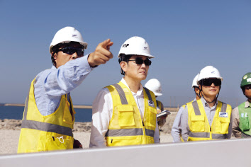 이재용(가운데) 삼성전자 회장이 삼성물산이 참여하는 UAE 바라카 원전 프로젝트 건설 현장을 방문한 모습. [삼성전자 제공]