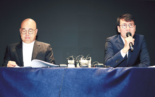 홍은택(오른쪽) 카카오 대표와 남궁훈 카카오 비상대책위원회 재발방지대책소위원장이 판교 카카오 아지트에서 열린 ‘데이터센터 화재로 인한 장애’ 관련 대국민 사과를 하고 있다. [연합]