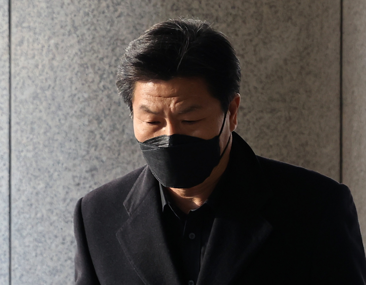 이태원 참사에 부실 대응했다는 의혹이 제기된 이임재 전 용산경찰서장(총경)이 구속 전 피의자 심문(영장실질심사)을 받기 위해 23일 오전 서울서부지법으로 들어서고 있다. [연합]