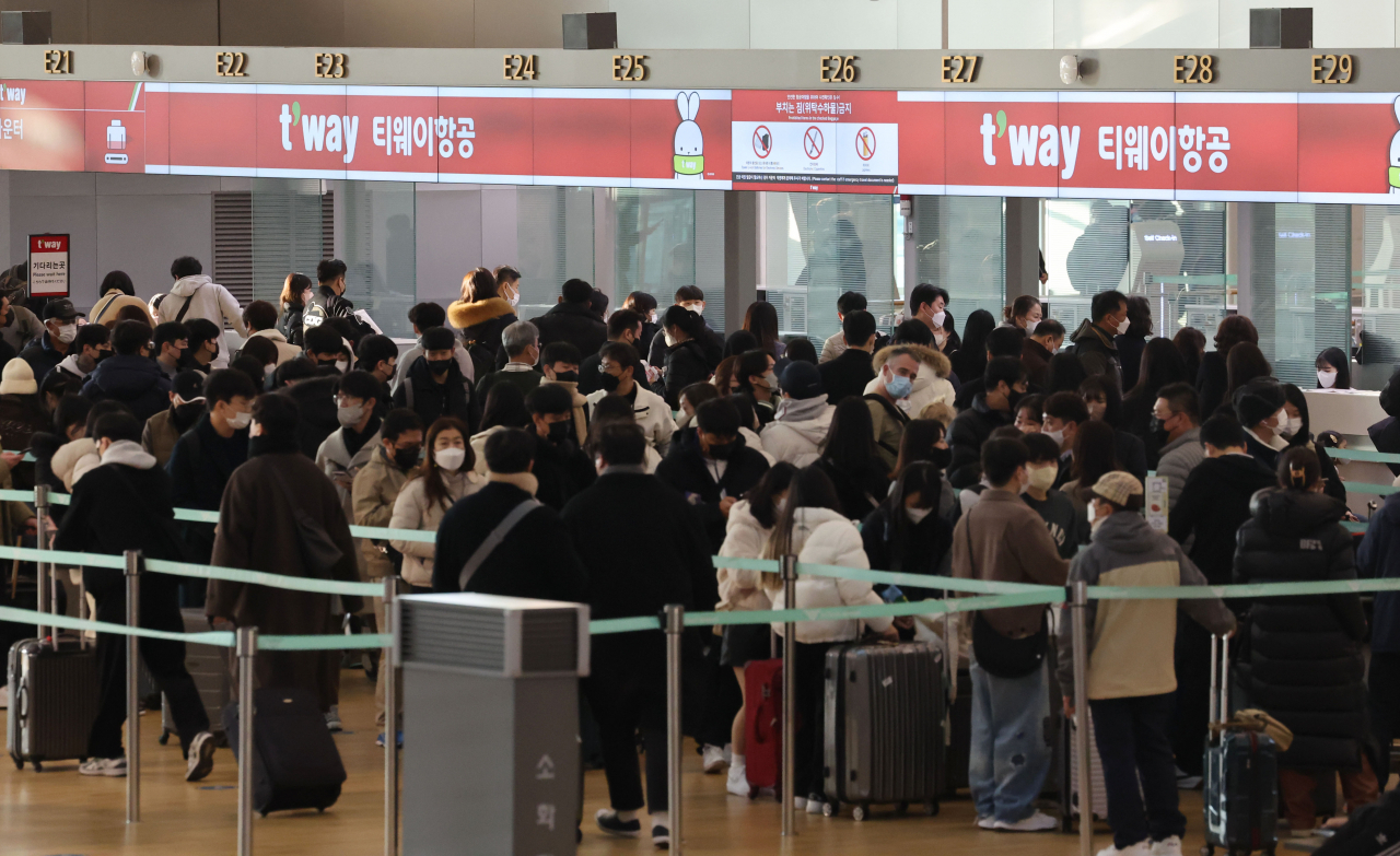 아웃바운드-인바운드-인트라바운드 중 아웃바운드의 회복세는 두드러지지만, 문화체육관광부 등의 직무 방기 속에 인바운드의 회복세를 더디기만 하다. 연말인 30일 오전 인천국제공항 제1터미널 출국장이 여행객들로 붐비고 있다. [연합]