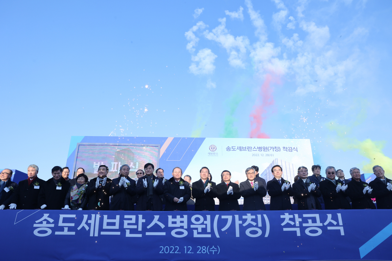 [사진 설명 ] 첫 번째 줄 왼쪽부터 손영기 학교법인 연세대학교 법인본부장, 한승경·서중석·양일선·유경선 학교법인 연세대학교 이사, 윤동섭 연세의료원장, 서승환 연세대학교 총장, 허동수 학교법인 연세대학교 이사장, 유정복 인천광역시장, 허식 인천광역시의회 의장, 김진용 인천경제자유구역청장, 정일영 국회의원, 정해권 인천광역시의회 산업경제위원장, 지훈상 전연세의료원장, 박창일 전연세의료원장, 정창영 전연세대학교 총장
