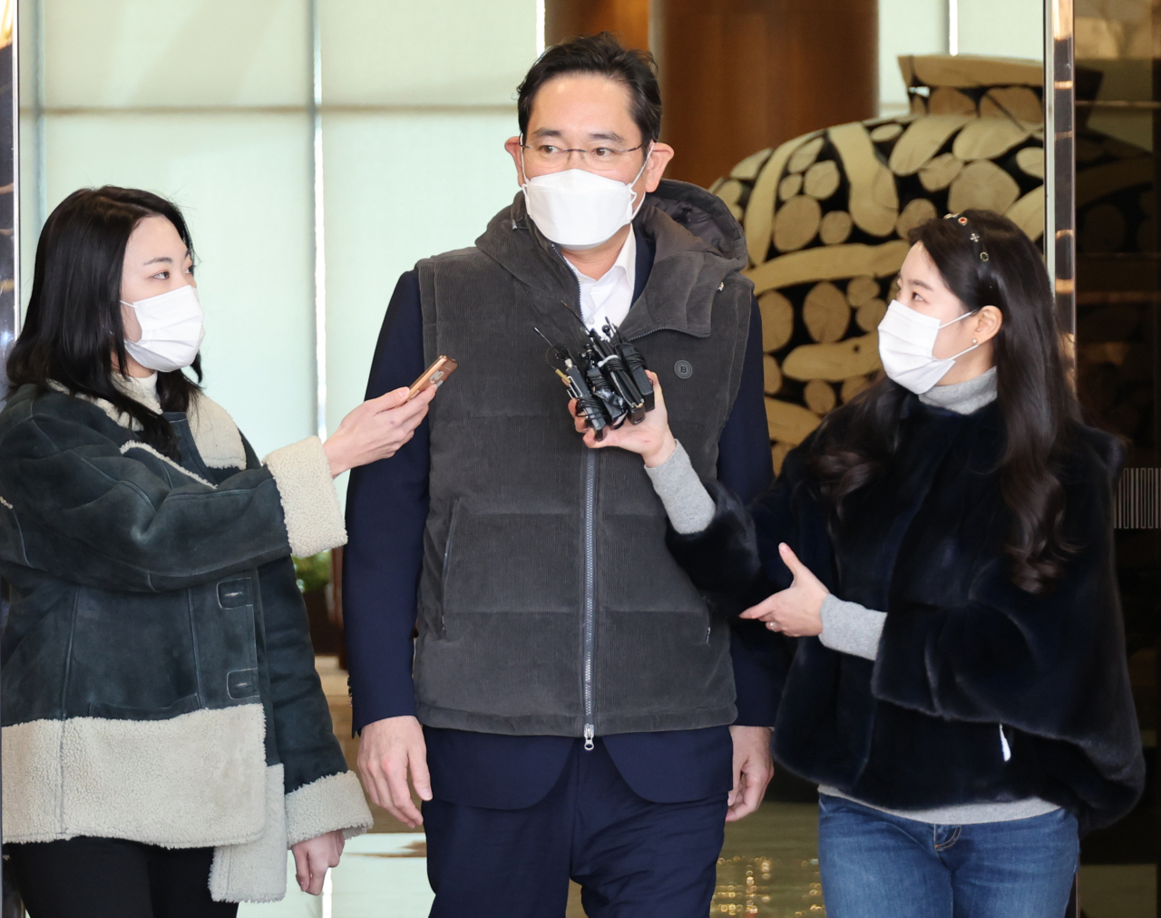 이재용 삼성전자 회장이 30일 서울김포비즈니스항공센터를 통해 귀국하고 있다. [연합]