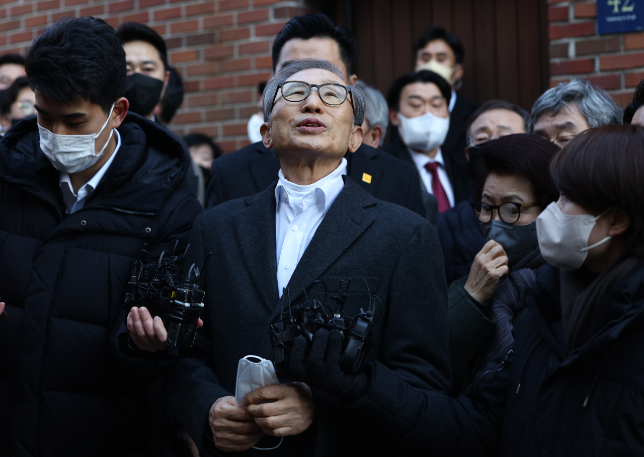 윤석열 대통령의 신년 특별사면으로 사면·복권된 이명박 전 대통령이 30일 오후 서울 강남구 논현동 자택에 도착, 대국민 메시지를 발표하는 도중 하늘을 바라보고 있다. [연합]