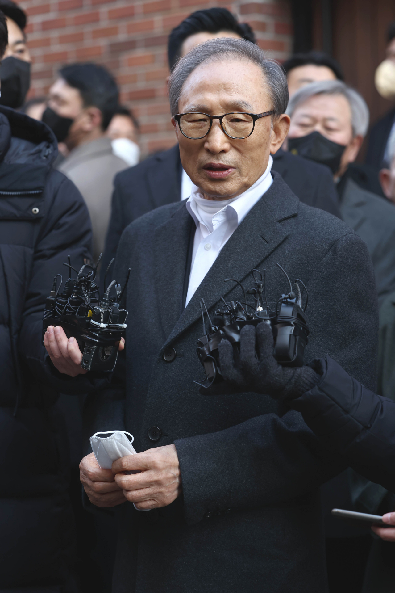 윤석열 대통령의 신년 특별사면으로 사면·복권된 이명박 전 대통령이 30일 오후 서울 강남구 논현동 자택에 도착해 대국민 메시지를 발표하고 있다. [연합]