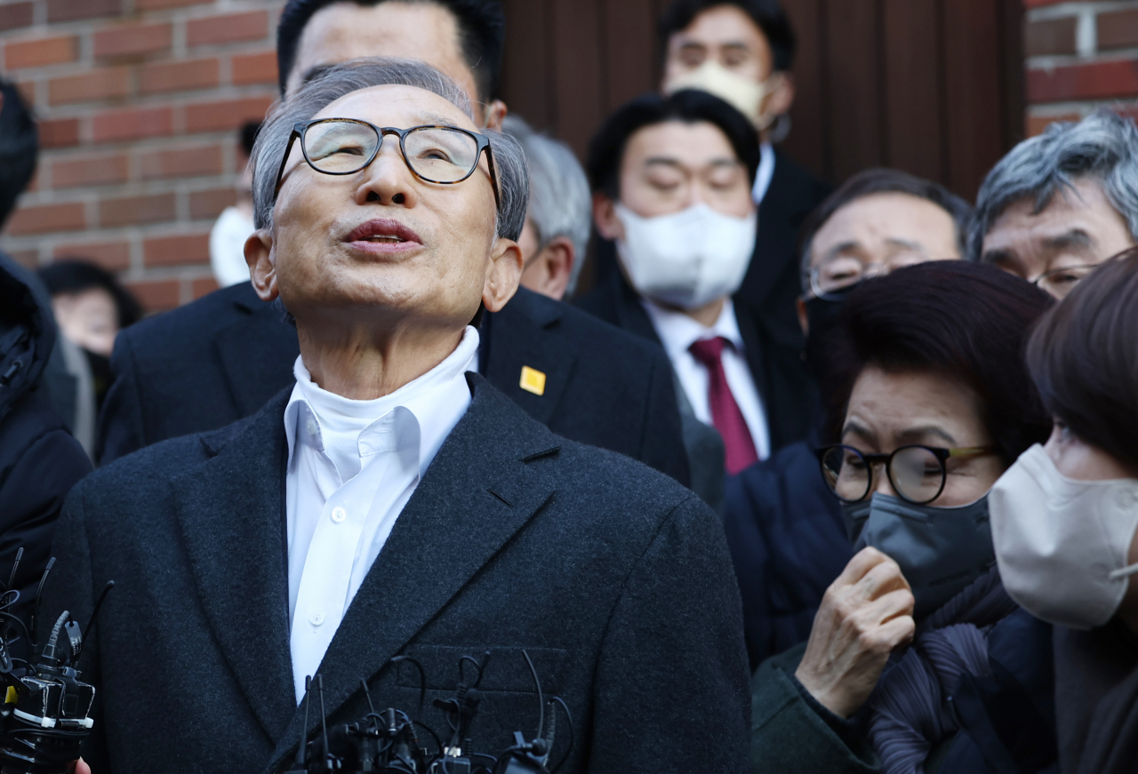 윤석열 대통령의 신년 특별사면으로 사면·복권된 이명박 전 대통령이 30일 오후 서울 강남구 논현동 자택에 도착, 대국민 메시지 발표 도중 하늘을 바라보고 있다. [연합]