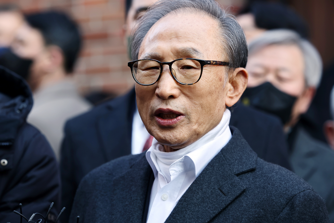 윤석열 대통령의 신년 특별사면으로 사면·복권된 이명박 전 대통령이 30일 오후 서울 논현동 자택에 도착해 대국민 메시지를 발표하고 있다. [연합]