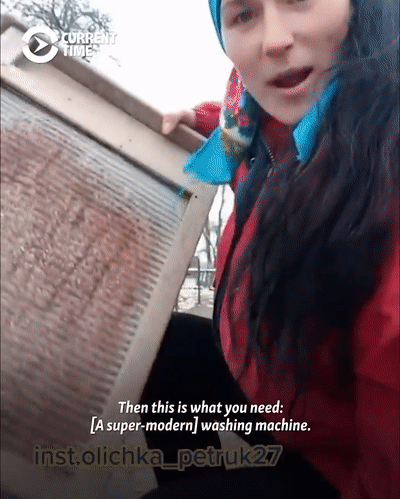 한 우크라이나 여성이 러시아의 전력시설 공격으로 전력 공급이 끊겼다면 세탁기 대신 빨래판을, 헤어드라이기 대신 차 안의 히터를 쓰라고 안내하고 있다. [라디오 프리 유럽 유튜브채널]