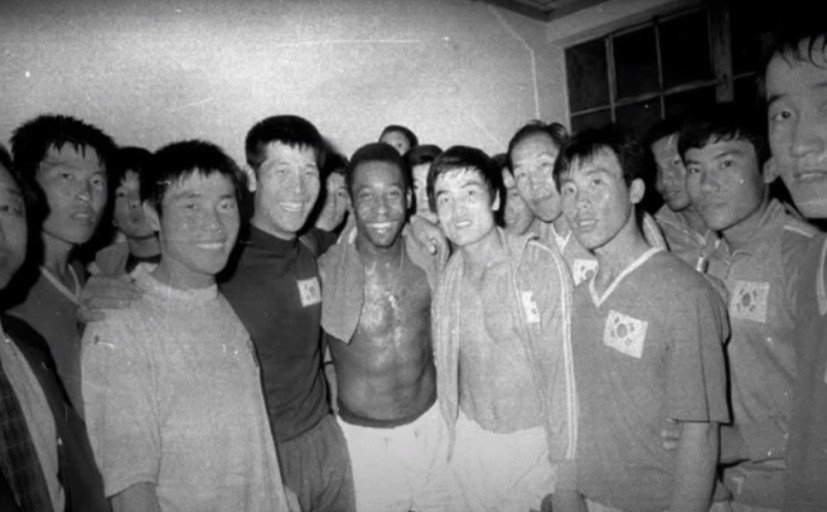 1972년 친선경기 후 펠레(가운데)와 차범근(왼쪽).