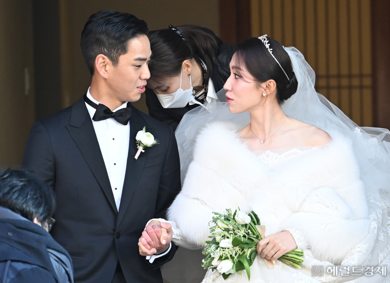 현대카드 정태영 부회장 아들 정준 씨(왼쪽)와 뉴질랜드 교포 골프 선수 리디아 고의 결혼식이 30일 서울 중구 명동성당에서 열려 두 사람이 함께 식장으로 이동하고 있다. 임세준 기자
