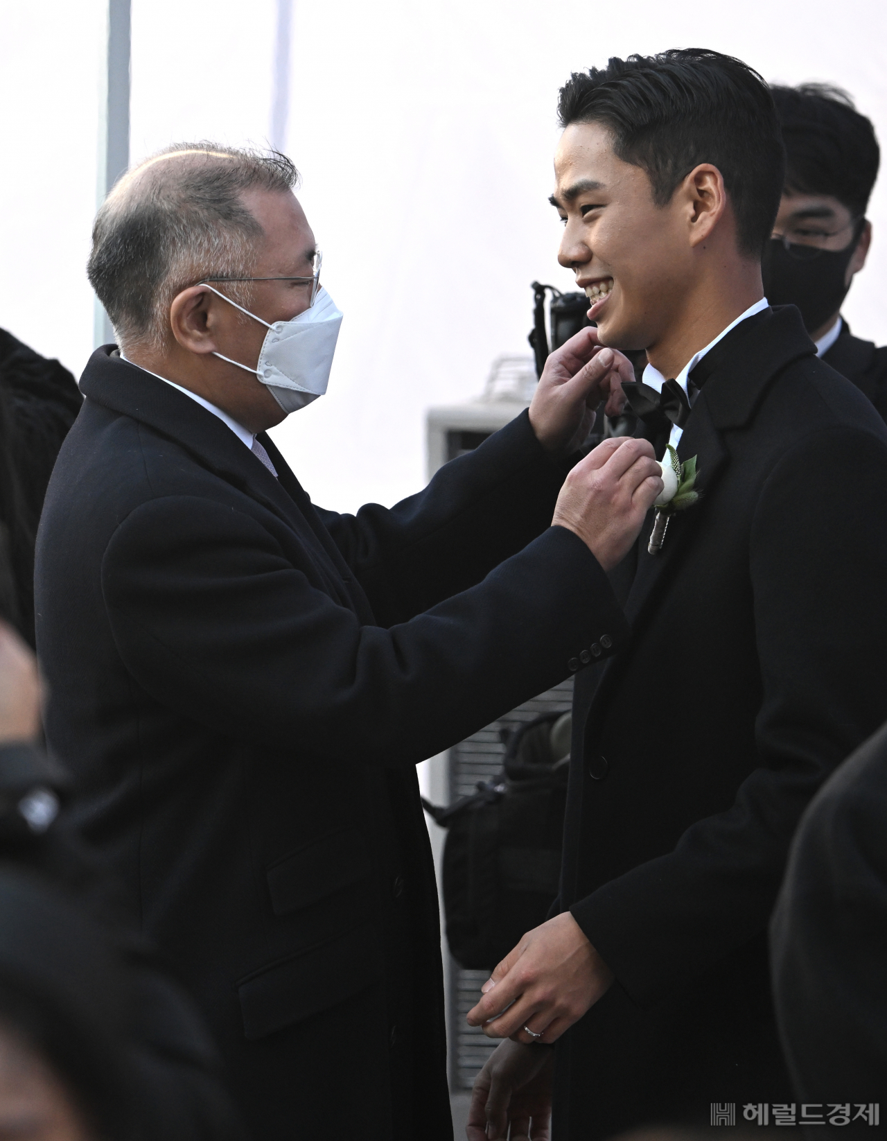 정의선(왼쪽) 현대자동차그룹 회장이 신랑 정준 씨의 넥타이를 매만지고 있다.