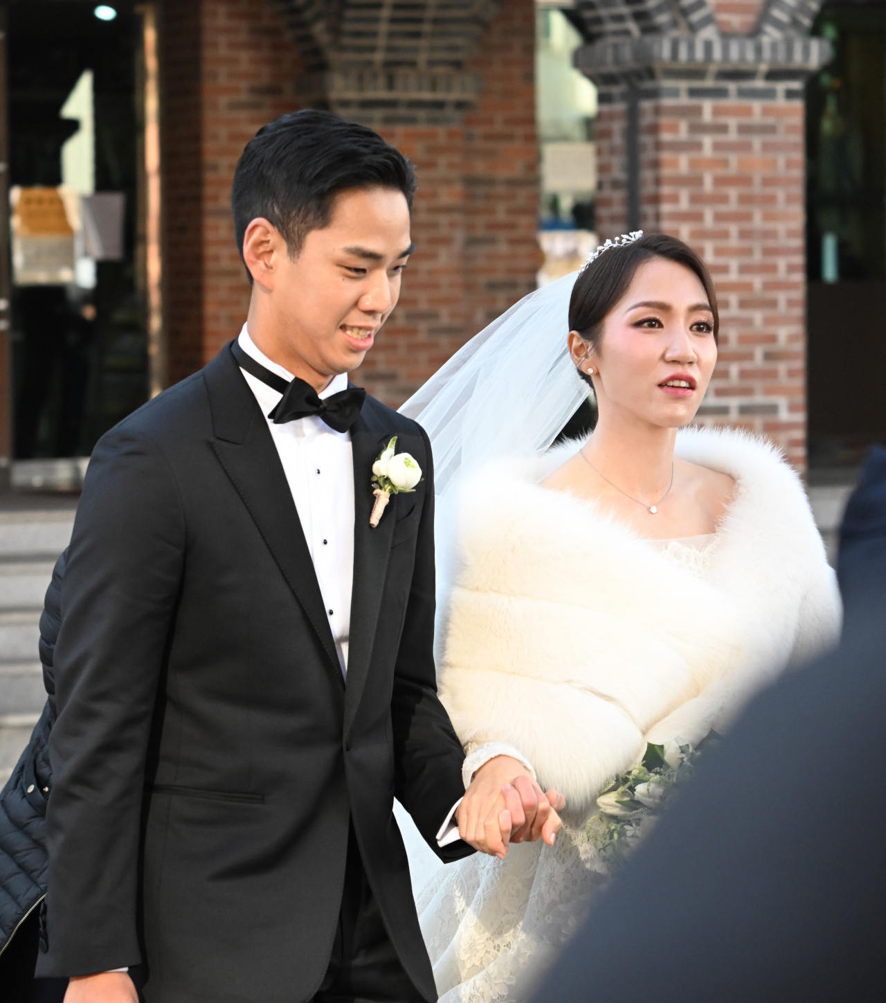 현대카드 정태영 부회장 아들 정준 씨(왼쪽)와 뉴질랜드 교포 골프 선수 리디아 고의 결혼식이 30일 서울 중구 명동성당에서 열렸다. 두 사람의 교제는 지난 2021년 8월 알려졌으며 지난 6월 결혼을 발표했다. 이날 열린 결혼식에는 정의선 현대자동차그룹 회장 내외와 정몽준 전 의원을 비롯한 현대가 친인척들이 대거 참석했다. [사진=임세준 기자]