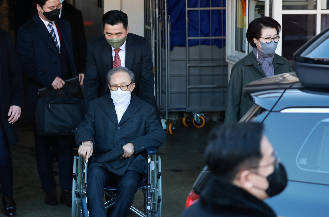Former President Lee Myung-bak leaves Seoul National University Hospital in central Seoul on Friday. (Yonhap)