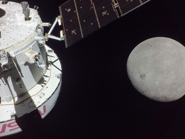 미국의 달 탐사 무인캡슐 오리온이 달이 다가가는 모습 [사진=NASA]
