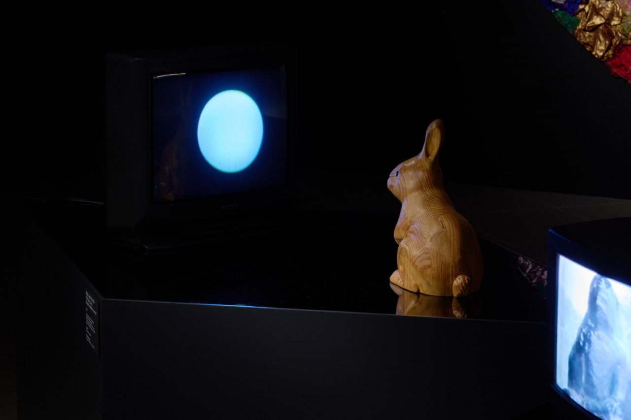 백남준, 달에 사는 토끼, 1996, 조각설치,비디오,가변크기,나무 토끼 조각 1개, CRT TV 모니터 1대, 1-채널 비디오, 컬러, 무성, 가변크기, DVD, 백남준아트센터 소장 [국립현대미술관 제공]