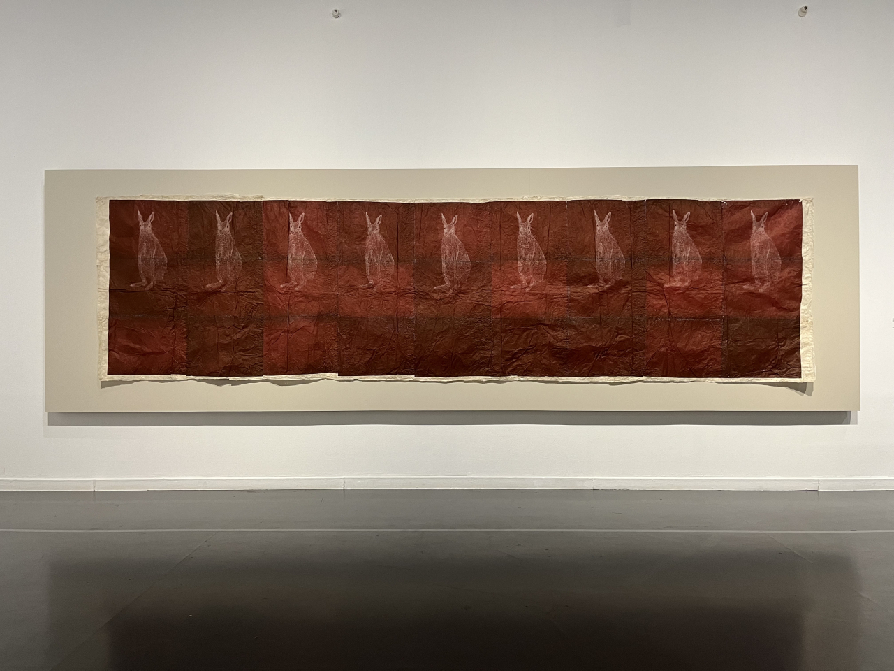 키키스미스, 붉은 토끼, 1996, 네팔 종이에 잉크, 139.7x520.7cm &copy;키키 스미스,페이스 갤러리[서울시립미술관 제공]