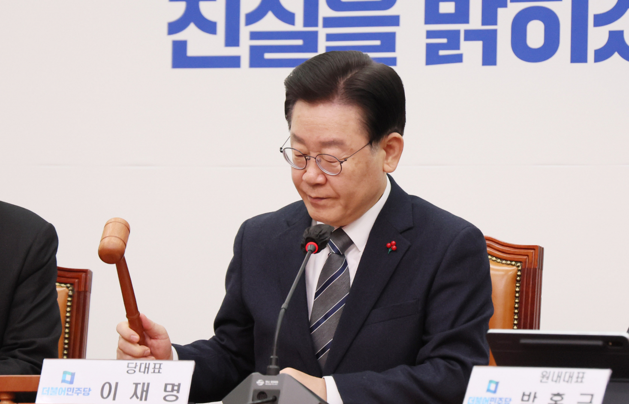 이재명 더불어민주당 대표가 지난해 12월 30일 오전 국회에서 열린 최고위원회의에서 의사봉을 두드리고 있다. [연합]