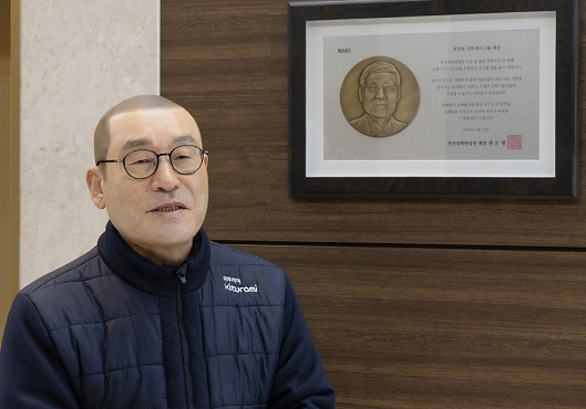 귀뚜라미그룹 최진민 회장이 서울 강서 마곡에 있는 본사에서 장학사업과 사회사업 배경과 계획을 밝히고 있다. 벽엔 한국공학한림원이 지난해 3월 최 회장에게 준 감사패가 걸려 있다. 그는 1997년부터 ‘한국공학한림원 대상 및 청넌공학인상’을 제정, 26년간 매년 상금 2억5000만원을 후원해 왔다. 총 70억원 꼴이다. [귀뚜라미 제공]
