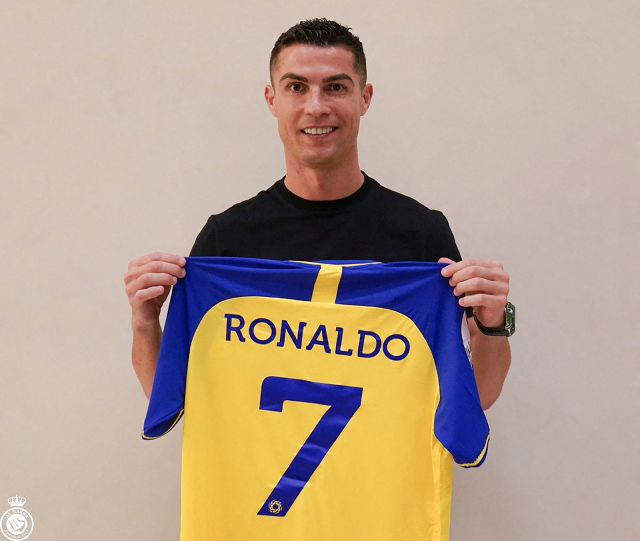 A handout picture released by Saudi Arabia's Al Nassr football club on their Twitter account shows Portugal's forward Cristiano Ronaldo posing with the club's number seven jersey in Madrid on December 30, 2022 upon signing for the Saudi Arabian club. - Ronaldo signed for Al Nassr of Saudi Arabia, the club announced, in a deal believed to be worth more than 200 million euros. The 37-year-old penned a contract which will take him to June 2025. (Photo by Al Nassr Football Club / AFP) / == RESTRICTED TO EDITORIAL USE - MANDATORY CREDIT