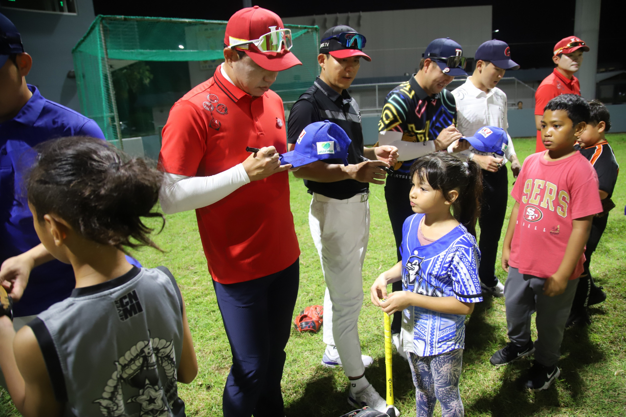 한국시리즈 MVP 김강민 선수 등이 야구 클리닉을 마친 뒤, 볼에 싸인을 해주고 있다. 아이들은 세계랭킹 3위팀의 대표적인 선수들이 자신들을 위해 재능기부를 해준 것에 대해, 매우 고맙다는 인사를 했다.