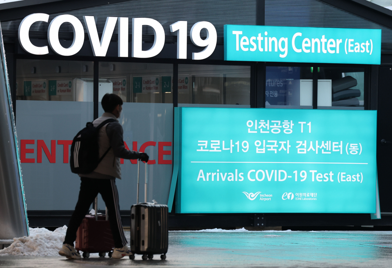 정부가 중국발 입국자에 대해 코로나19 검사를 의무화하기로 발표한 가운데 30일 오전 인천국제공항 제1터미널 코로나19 선별진료소앞을 한 여행객이 지나고 있다. [연합]