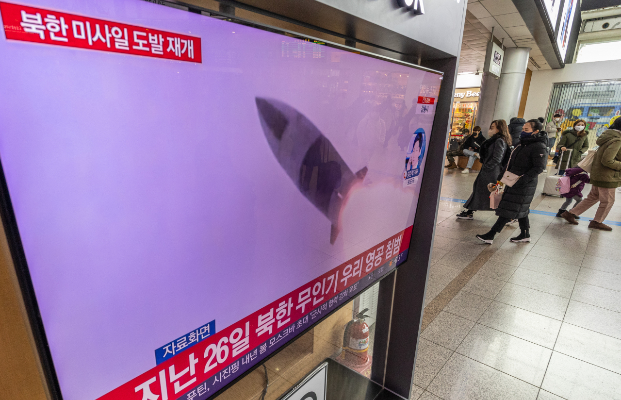 2022년의 마지막 날인 31일 오전 서울 중구 서울역 대기실 텔레비전에 이날 오전에 북한이 발사한 단거리 탄도미사일에 대한 뉴스가 방영되고 있다. [연합]