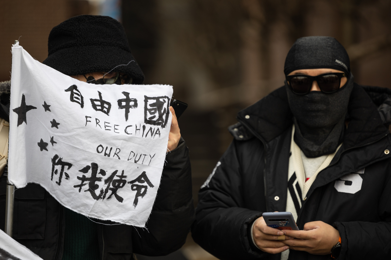 31일 오후 서울 영등포구 대림역 인근에서 재한국제인권연대가 주최한 중국 코로나19 봉쇄 정책 반대 집회에서 참가자들이 요구 사항이 담긴 깃발을 들고 있다. [연합]
