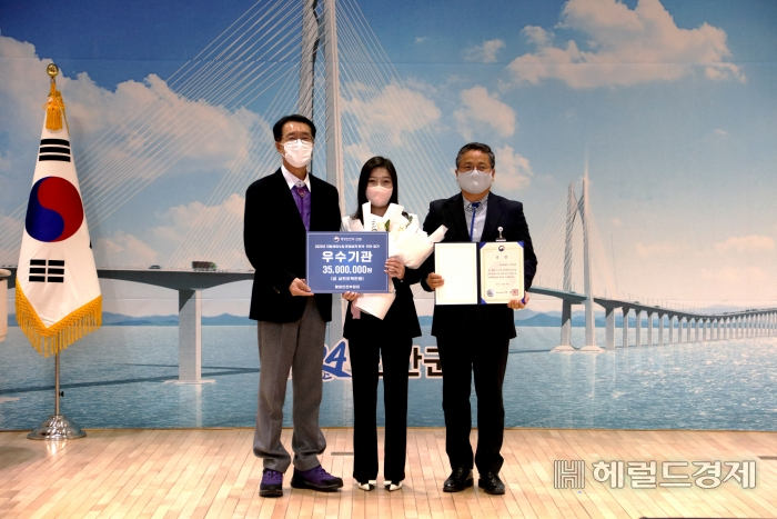 신안군이 행정안전부에서 주관한 전국 지방자치단체 대상 지방세외수입 운영 분석․진단 평가에서 '우수 지자체'로 선정된 뒤 기념촬영하고 있다.